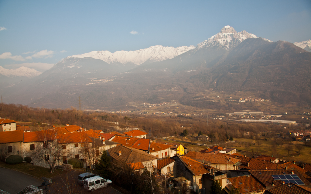 ../../../../../_images/russell-dyerhouse-cerveno-lombardia-20100117-021.jpg