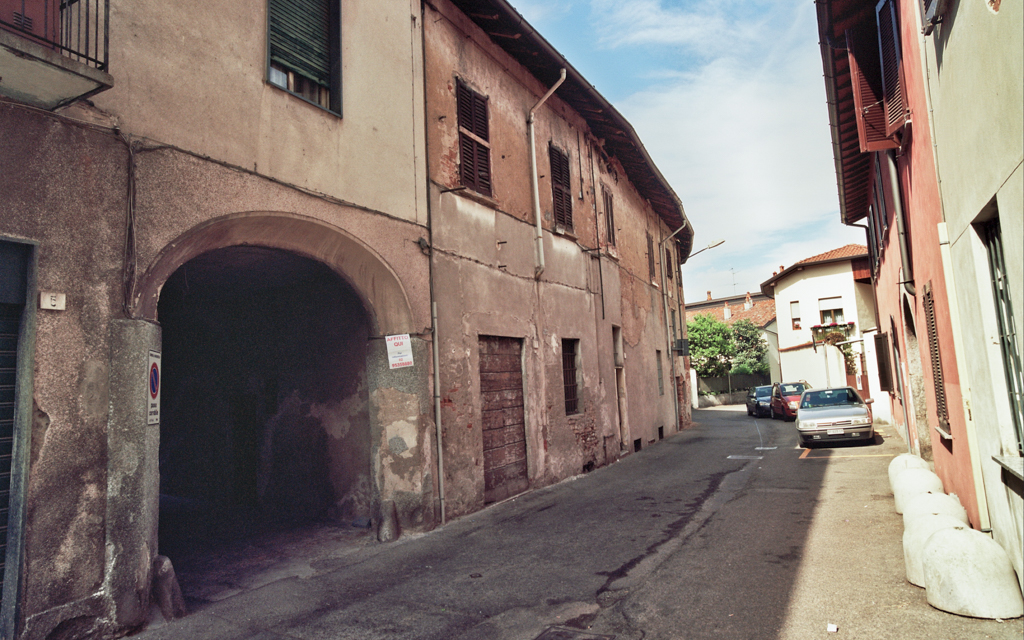 ../../../../../_images/russell-dyerhouse-gorgonzola-lombardia-20110515-021.jpg