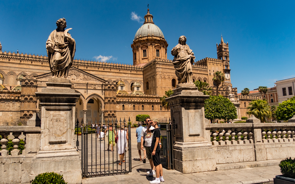 ../../../../../_images/russell-dyerhouse-palermo-sicilia-20160807-231.jpg