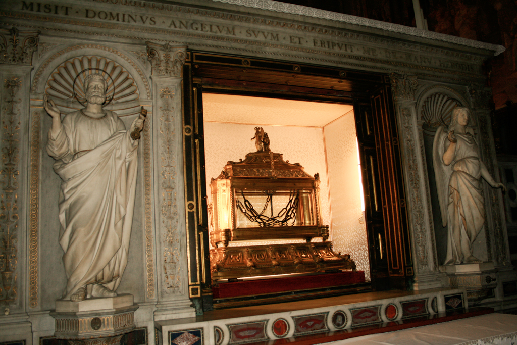 ../../../../../_images/russell-dyerhouse-roma-st-peter-chains-041.jpg
