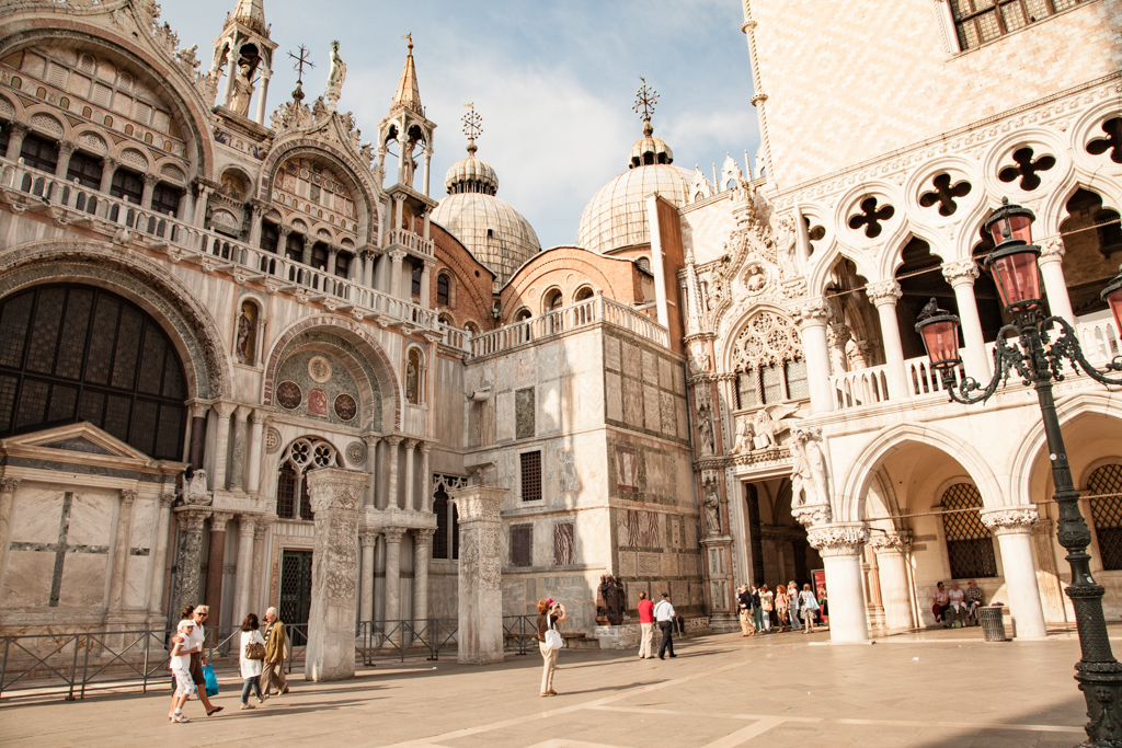 ../../../../../_images/russell-dyerhouse-venice-italy-051.jpg